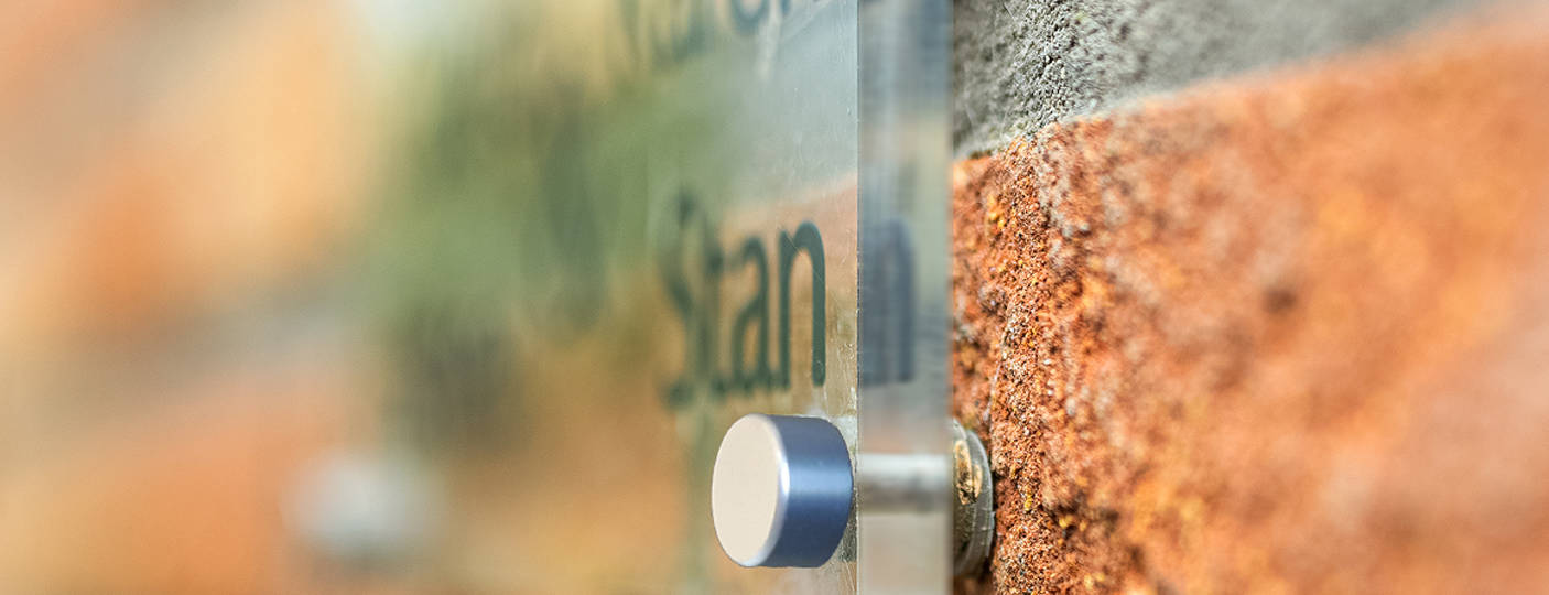Naamplaten en naamplaathouders